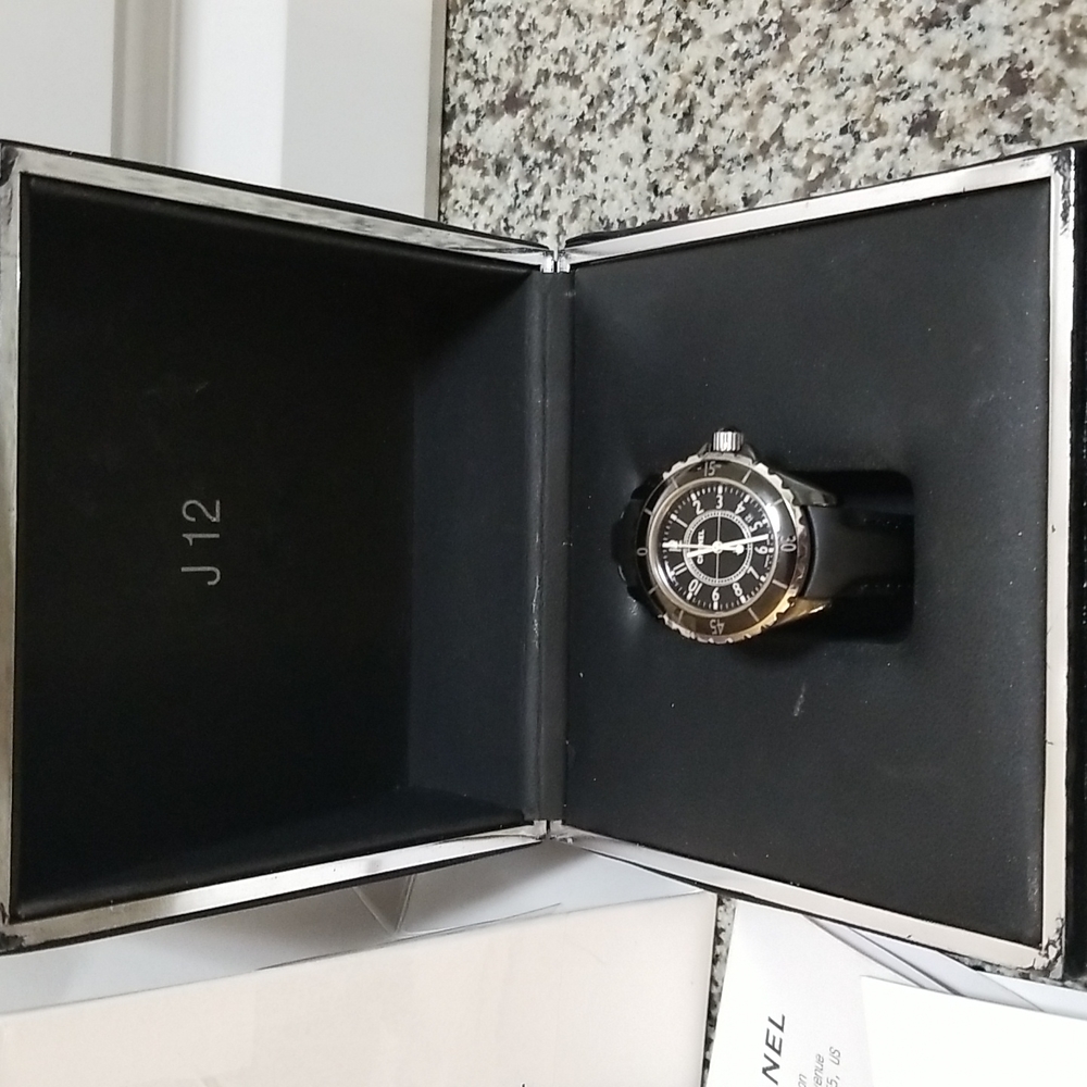 Chanel Iconic J12 Quartz 33mm watch - Picture 3 of 16